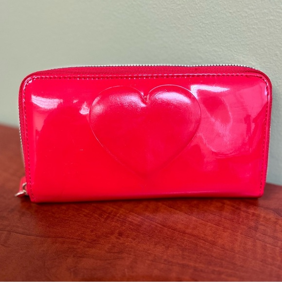 Betsey Johnson Vibrant Patent Leather Red Heart Wallet with Gold Detail 💋 - Picture 4 of 7
